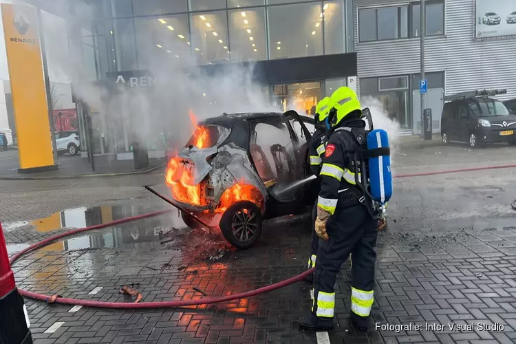 Brand bij autodealer in Velserbroek