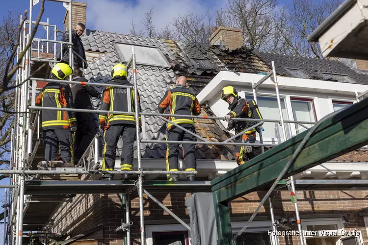 Dak vliegt in de brand tijdens werkzaamheden in Vogelenzang