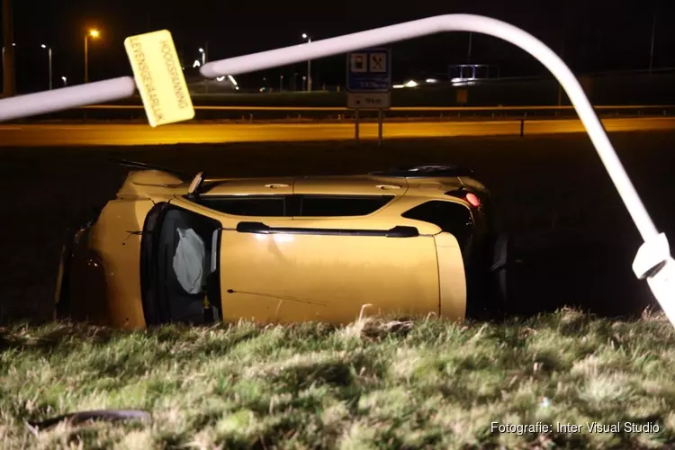 Auto crasht op afrit A9 bij Beverwijk