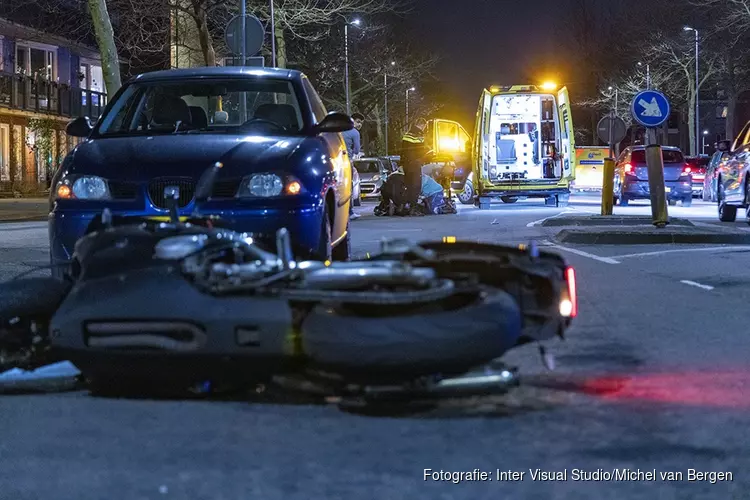 Motorrijder met spoed naar ziekenhuis na ongeval op de Rijksstraatweg