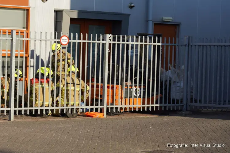 Man komt met voet vast te zitten in heftruck in Limmen