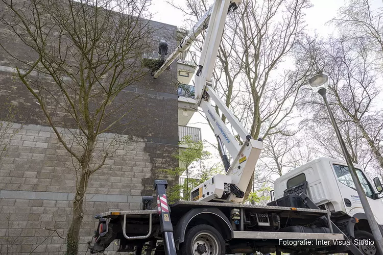 Man zit uur vast in vastgelopen hoogwerker in Haarlem