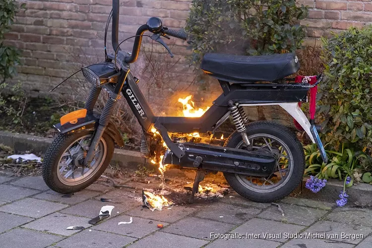 Bromscooter door brand verwoest aan Jan Prinslaan in Haarlem