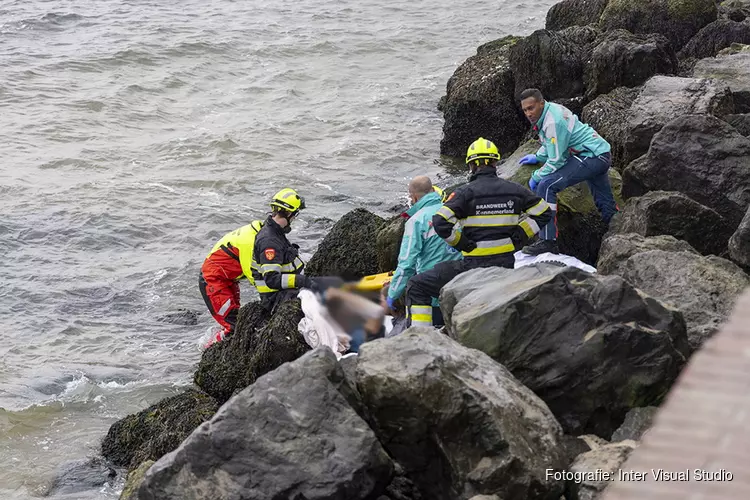 Man gewond na val met crossmotor van pier in Velsen-Noord