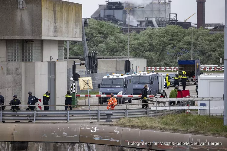 Politie grijpt in bij sluisblokkade IJmuiden