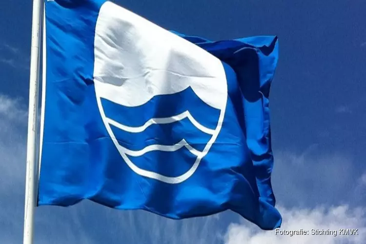 Milieuonderscheidingen Blauwe vlag uitgereikt - Stranden IJmuiden aan Zee en Noordpier krijgen blauwe vlag
