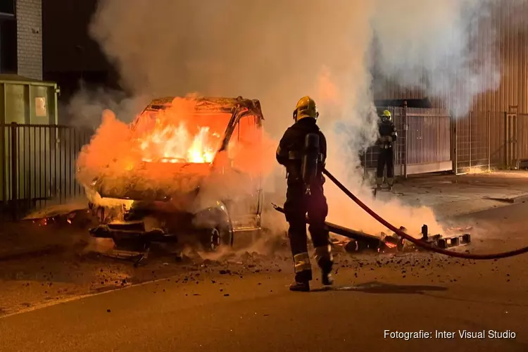 Bestelbus in brand in de Waarderpolder