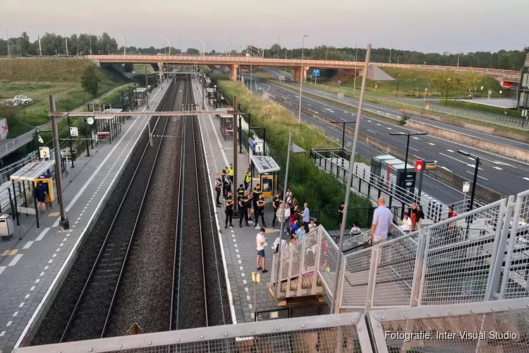 Grote groep jongeren uit trein gezet bij Haarlem-Spaarnwoude