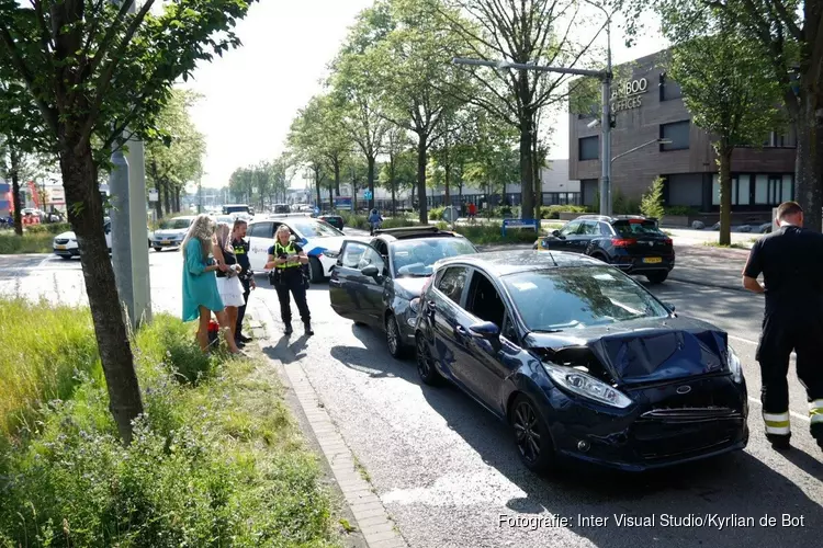 Gloednieuwe auto betrokken bij kop-staart botsing in Haarlem