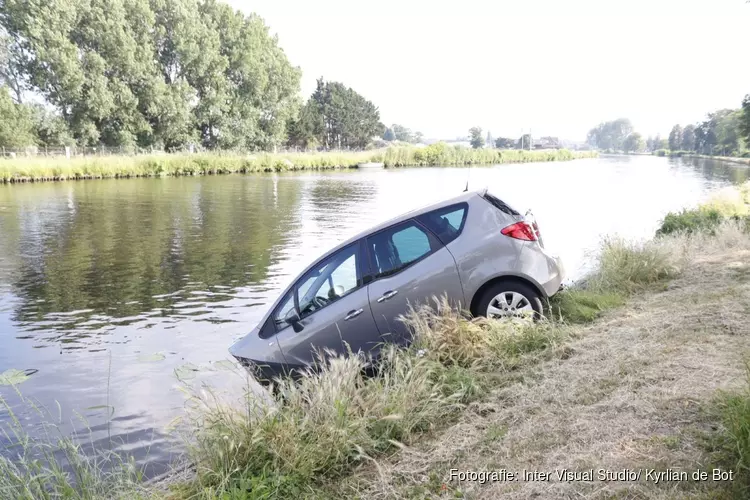 Bestuurder rijdt bij het parkeren te water in Heemstede