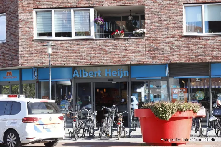 Veel politie ter plaatse na melding overval bij supermarkt in Haarlem