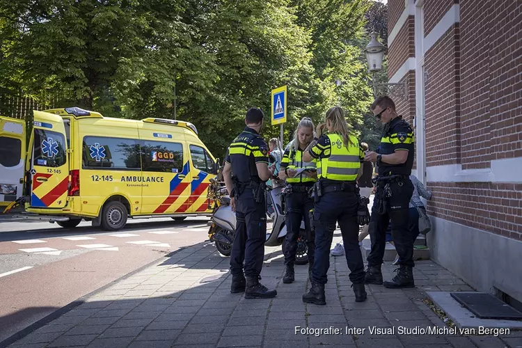 Scooterrijdster gewond bij ongeval Korte Kleverlaan Bloemendaal