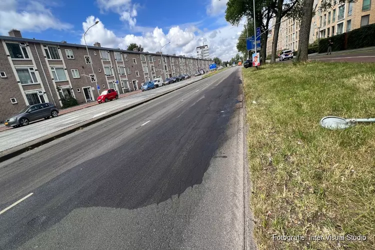 Lang benzinespoor op Prins Bernhardlaan in Haarlem