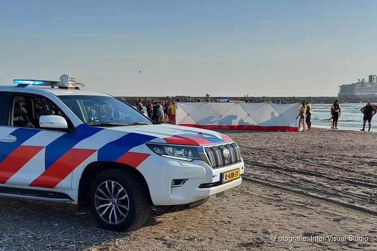 Vermiste zwemmer na grote zoekactie uit zee gered bij Velsen-Noord