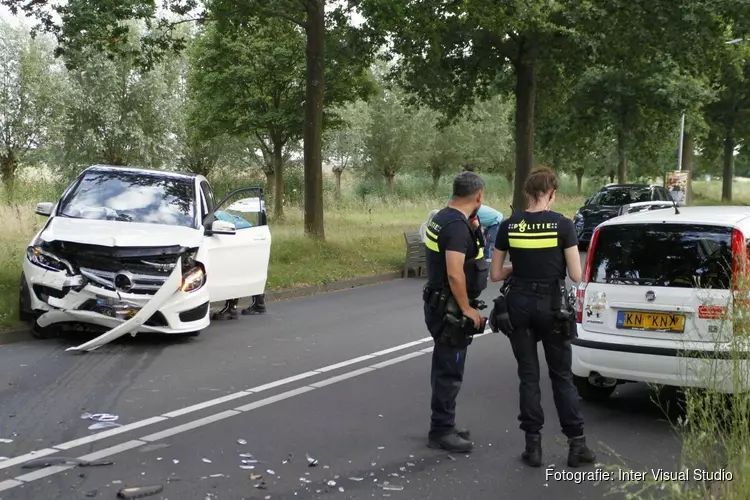 Twee gewonden bij frontale botsing in Haarlem