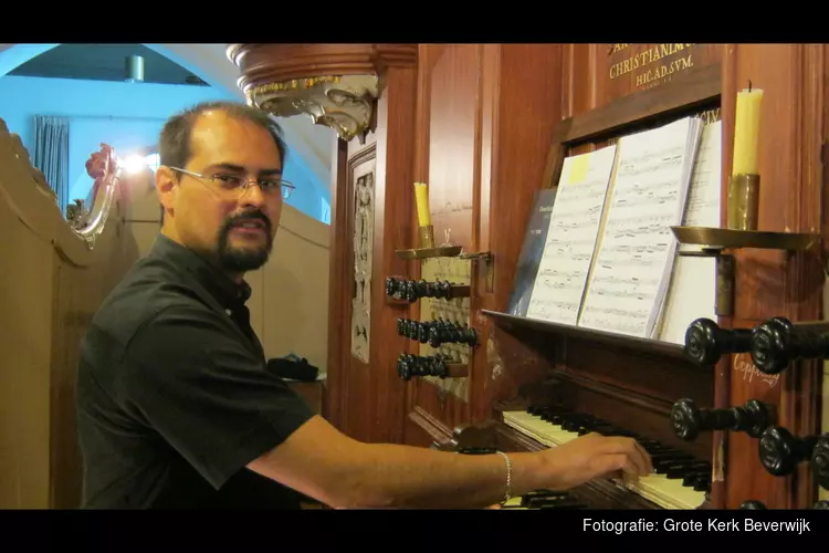 Italiaan Manuel Tomadin bespeelt Beverwijks Müller-orgel