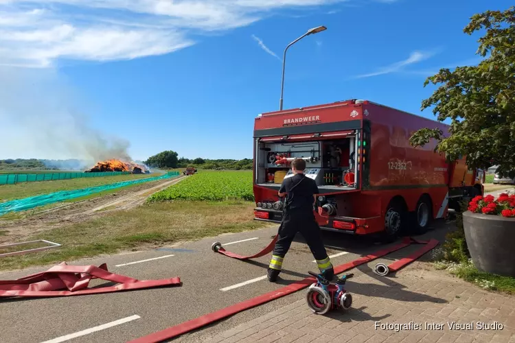 Grote buitenbrand in stapel hooi in Heemskerk