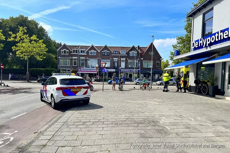 Fietser gewond na aanrijding met auto op het Soendaplein in Haarlem