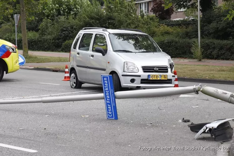 Automobiliste rijdt tegen lantaarnpaal in Heemstede