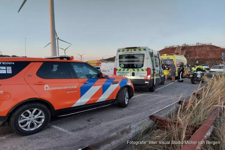 Baasje springt hond achterna van de Noordpier