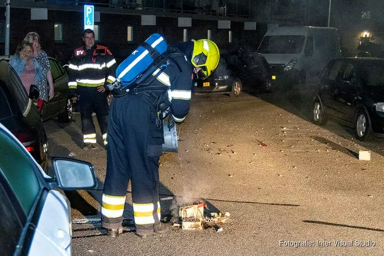 Brandweer blust pot met vuurwerk na melding autobrand aan de Waddenstraat