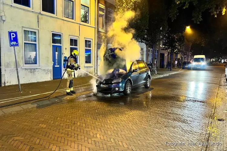 Auto vliegt in brand tijdens het rijden in Haarlem