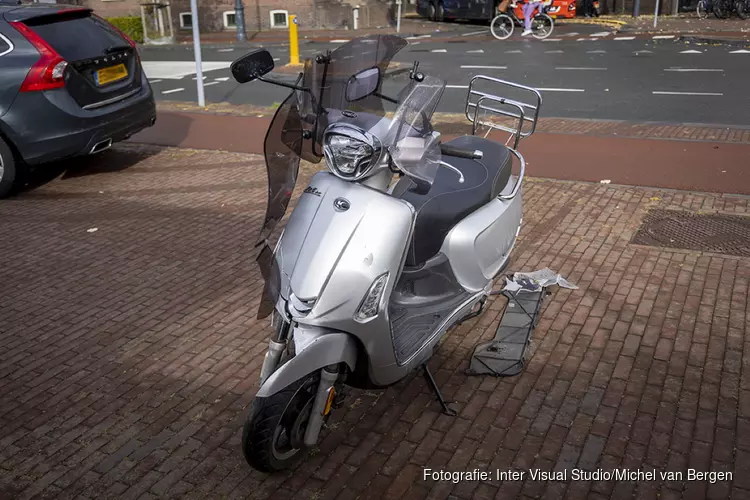 Scooterrijder gewond bij botsing met auto in Haarlem