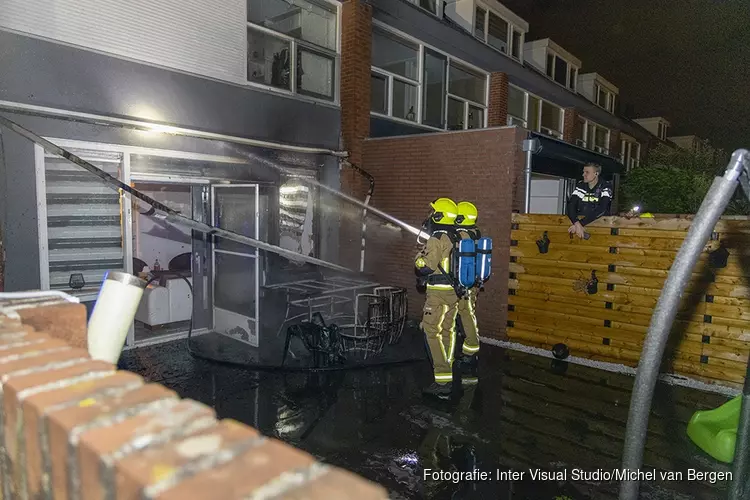 Brand in achtertuin van woning aan de Floraronde in Velserbroek