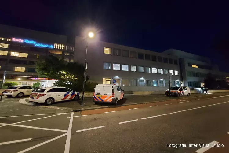 Twee gewonden bij steekincident voor Rode Kruis ziekenhuis