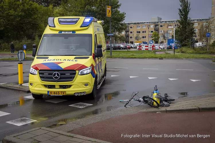 Schoonmaker lichtgewond na botsing met auto in Haarlem