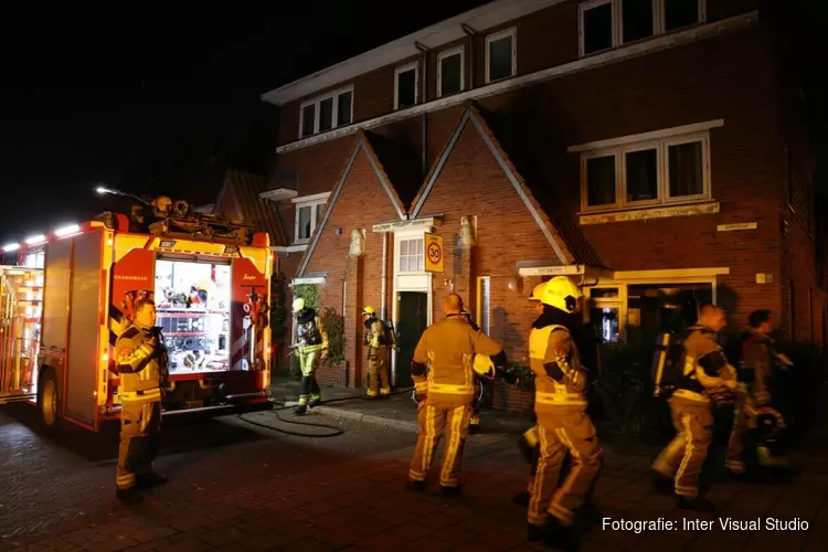 Brandweer blust keukenbrand in woning Haarlem