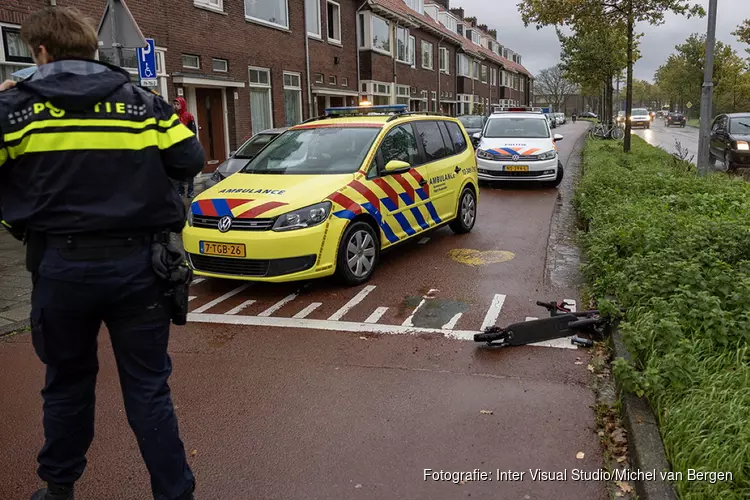 Jongen gewond na botsing met elektrische step tegen auto in Haarlem