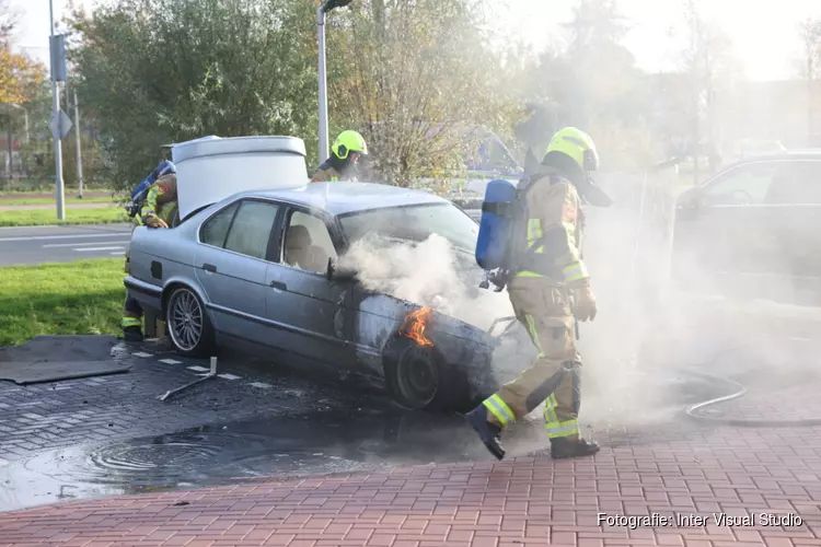 Auto in brand op terrein hotel Santpoort-Noord