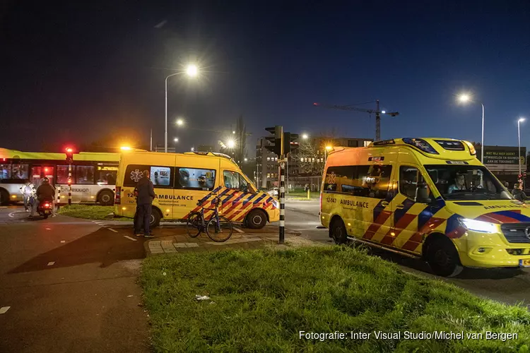 Fietser gewond bij botsing met auto op de Amerikaweg