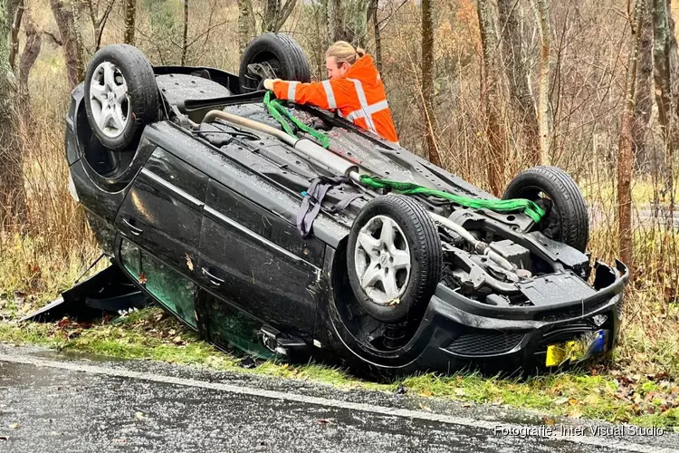 Auto over de kop in Overveen