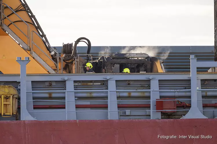 Kraan in de brand op schip in de haven aan de Zuiderkade in Beverwijk
