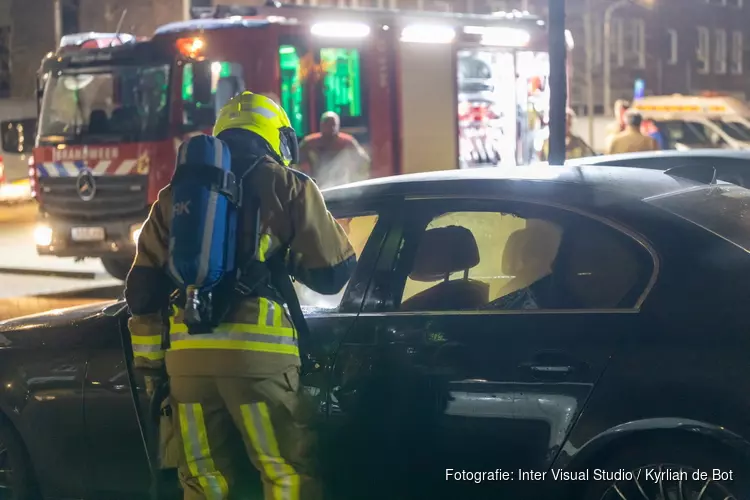 Geparkeerde auto in Haarlem van binnen flink beschadigd, mogelijk door vuurwerk