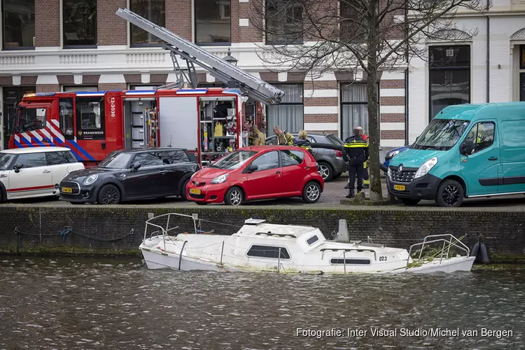 Brandweer pompt deels gezonken boot leeg in centrum Haarlem