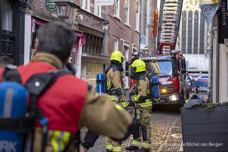 Brandweer groots uitgerukt na rook uit woning Warmoesstraat Haarlem