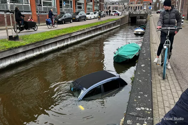 Auto te water in Brouwersvaart in Haarlem