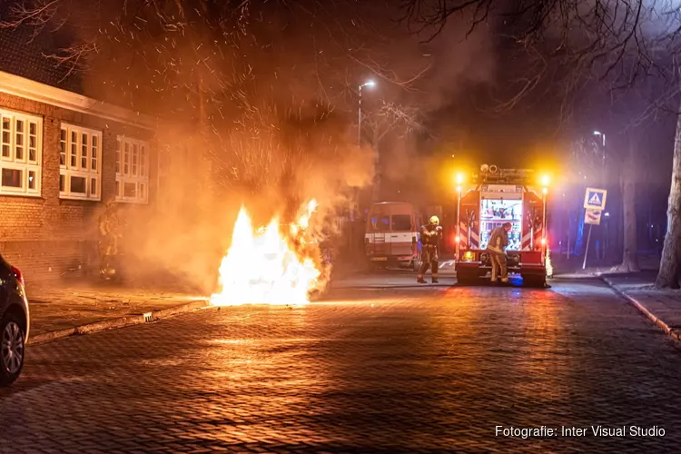 Auto door brand verwoest langs Zomervaart in Haarlem