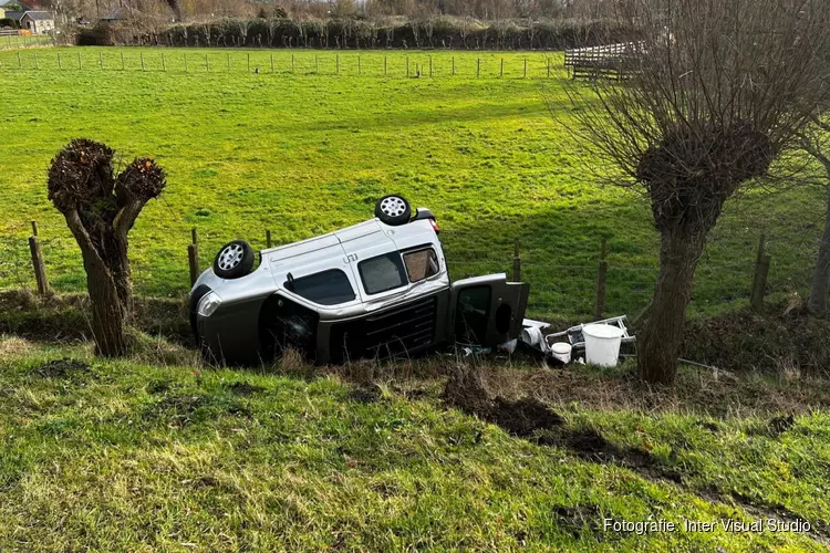 Auto slaat over de kop en belandt in de berm in Velserbroek