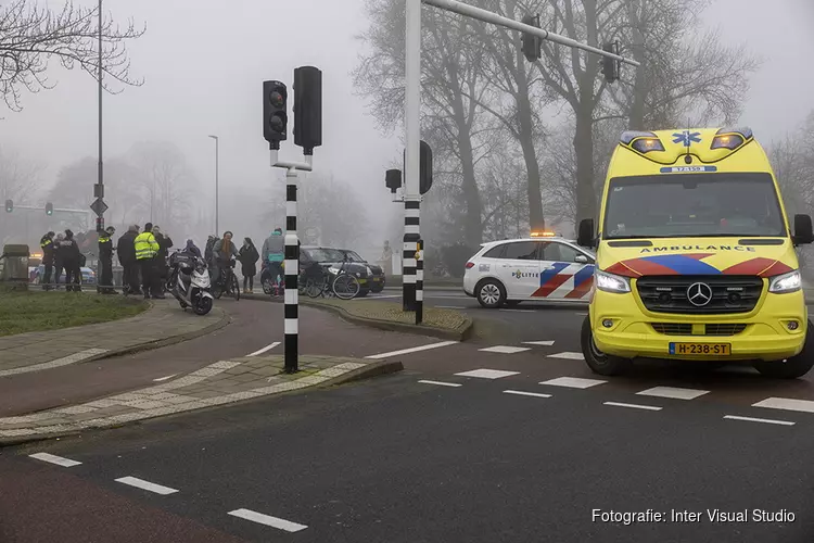 Fietsster gewond bij aanrijding met scooter in Haarlem