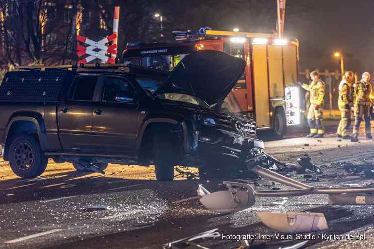 Auto crasht bij spoorwegovergang Bloemendaal, bestuurder gewond en enorme ravage