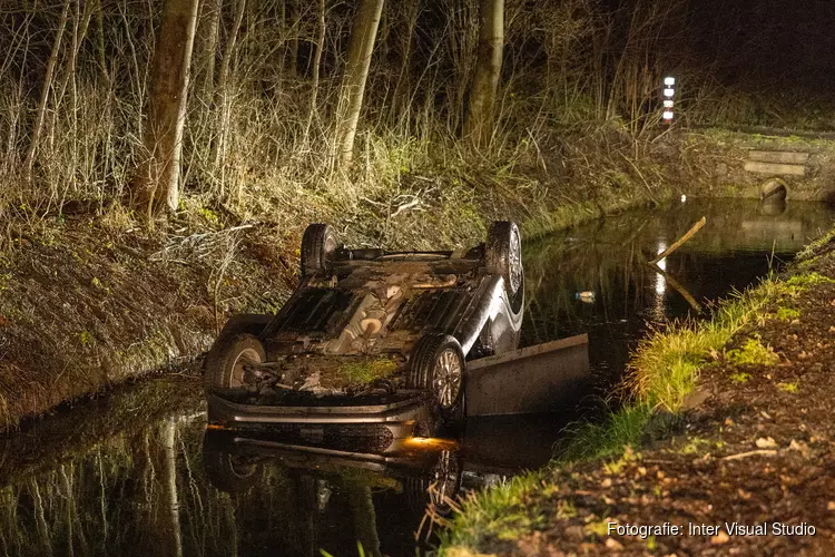 Auto op z&#39;n kop te water in Velsen-Noord