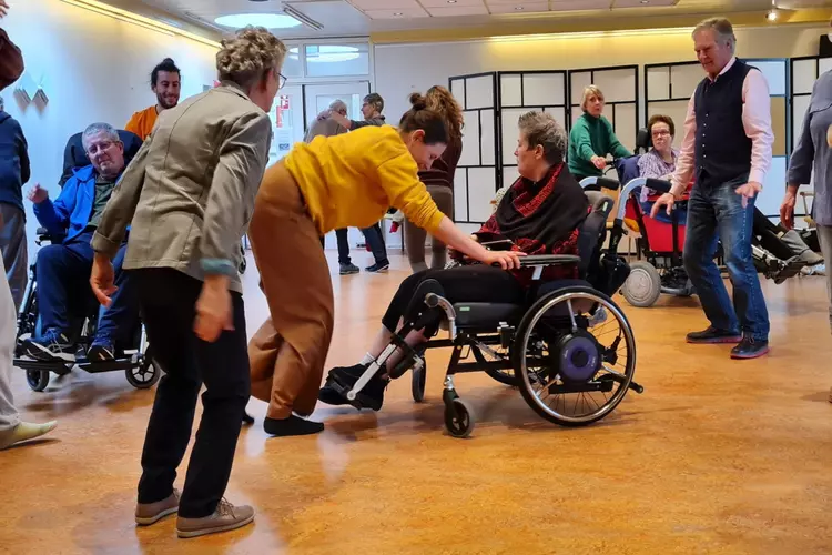 Moderne dans door ouderen in Schalkwijk