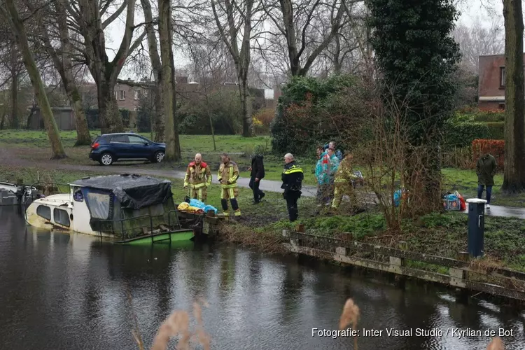 Boot waar vrouw op woont zinkt in Haarlem