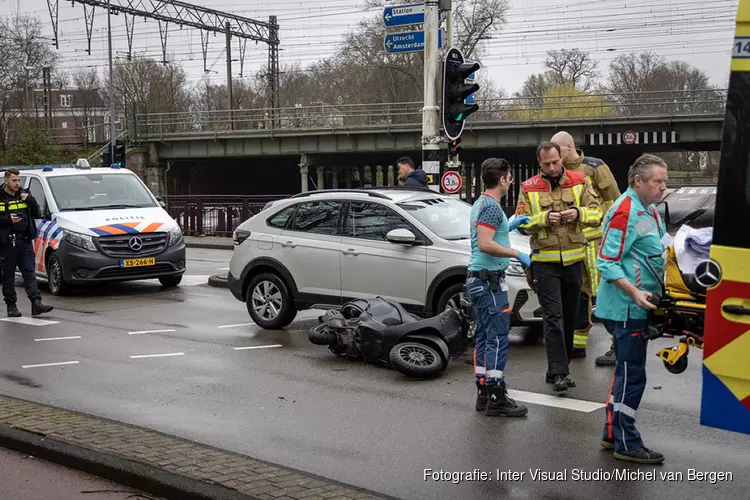 Scooterrijdster gewond bij ongeval op de Verspronckbrug in Haarlem