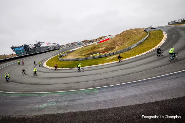 4.000 deelnemers trappen fietsseizoen af in razendsnel Zandvoort