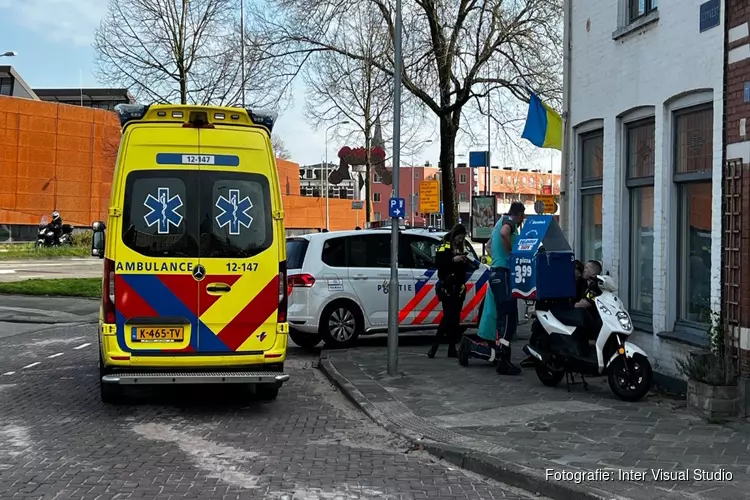 Pizzakoerier gaat onderuit en raakt gewond